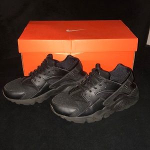 all black nike huaraches